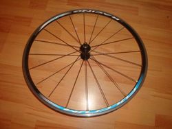Přední silniční kolo Mavic Aksium Elite a Fulcrum Racing 7