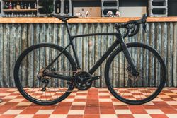 Karbonové silniční kolo, Shimano 105 - 11speed, Kotučové brzdy, Alu kola, váha 8.9kg