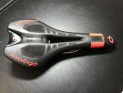 sedlo PROLOGO ZERO-II PAS CPC TiROX - černo červená barva