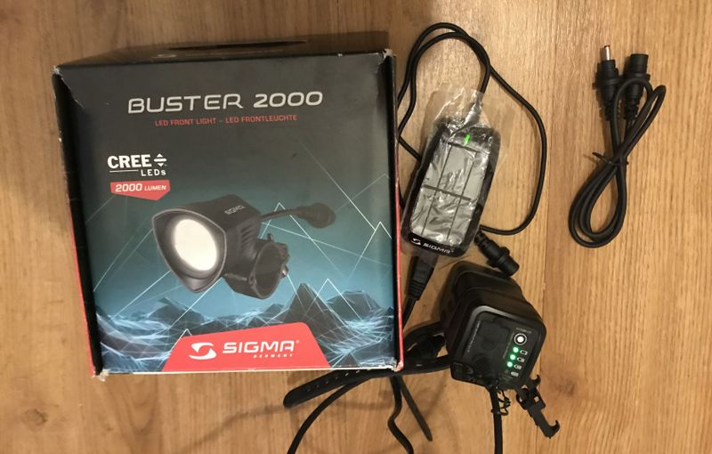 Sigma Buster 2000 příslušenství (nabíječka, prodlužovací kabel, zdroj/powerbanka)