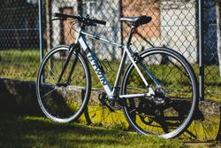 SILNIČNÍ KOLO 100 FLAT BAR ŠEDÉ BTWIN Velikost XS