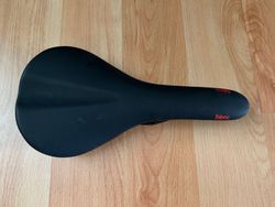 Prodám sedlo Fabric Scoop Flat Elite, cro-mo rails - nové sundané z kola