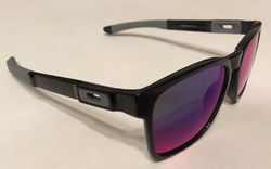 Oakley Catalyst, ZÁRUKA