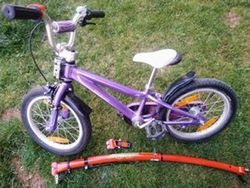Prodám dětské kolo Specialized 16, tažnou tyč a helmu