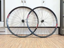 Zapletená kola DT Swiss 29", Trail/AM, 30 mm šířka, náby 350, bezdušová