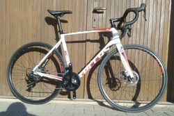 Kellys ARC 50(SH R7000 105, kotoučové brzdy) - NOVÉ + VYBAVENÍ - odkaz. viz. 28 000 Kč