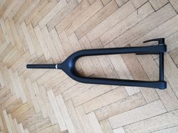 Prodám pevnou karbonovou vidlici 29 a 27,5+ 110x15 včetně osy