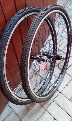 Zapletená kola s plášti Continental