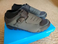 Tretry Shimano SH-ME7, šedá