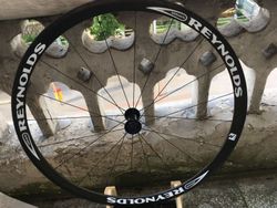 Přední celokarbonové kolo Reynolds Assault, výška 32mm, plášťové, 632g