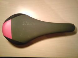 Sedlo FIZIK Gobi M3 Braided, použité. karb. ližiny, 165 gramů