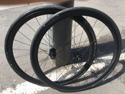 Celokarbonová kola, náboje DT Swiss 240, 11s, centerlock, plášťové
