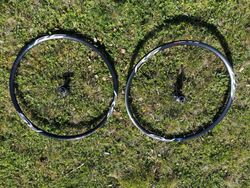 Zapletená kola Shimano WH-RS170-CL.
