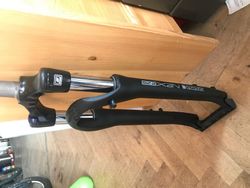 odpružená vidlice Suntour Nex E25 28"