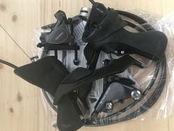 Řadící a brzdové páky Shimano Ultegra ST-RS685 a třmeny BR-RS805