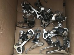 Konvolut přehazovaček a přesmykačů Shimano Deore XT, řady 737 a vyšší.