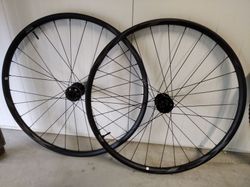Pár hliníkových výpletů zn. Giant 29" na boost osy 12/148 zadní a 15/110 přední