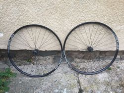 Zapletená kola Boost - ráfky DT Swiss, náboje Schimano Deore