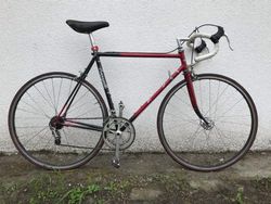 Silniční kolo Favorit F1, osazeno komponenty Campagnolo, Cinelli a další
