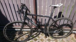 Gravel s rovnými řídítky na rámu Ghost Speedline 7500