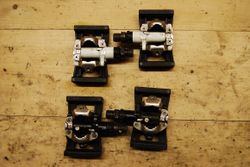 2x páry pedálů Shimano PDM 520 + plastové adaptéry