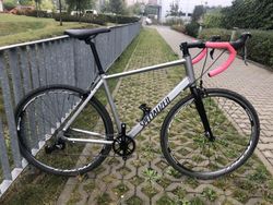 Stavba na ramu Triban btwin 100 1x10 Tiagra,105 - Polep Specialized