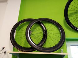 Silniční kola Carbon ráfek, Novatec náboje, Shimano 105 kazeta, DT Swiss Champion dráty, galusky
