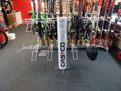 Stojan na vystavení a prezentaci helem cyklo-ski-moto