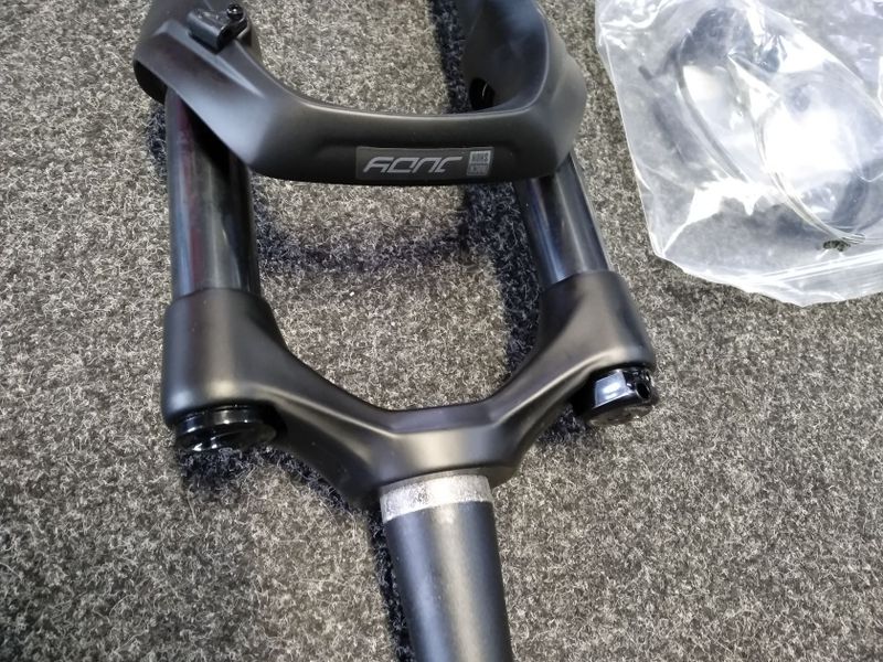 Rock Shox Recon Tapered 29 pevná osa