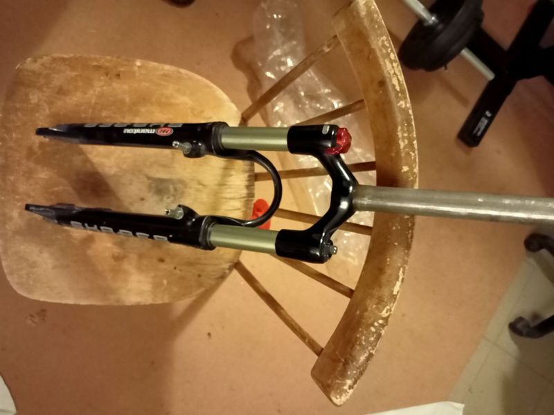 Odpružená vzduchová vidlica 26" Manitou Skareb Comp 80mm