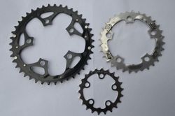 převodníky SHIMANO XT M737 42-32-22 (94/58 mm), XTR M900 46-36-26 (110/74mm), nový K-32Z 94mm 5-arm