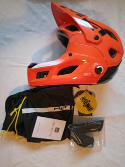 Nová helma MET Parachute MCR Mips