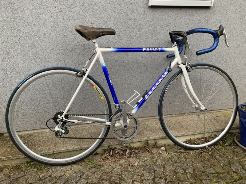 krásný porevoluční vintage Favorit Passat - origininální, velice dobrý stav viz. foto,