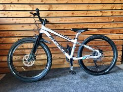Dětské kolo na rámu FORCE, velikost 24" (ca 125 - 145cm) - stav nového kola
