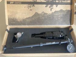 DT Swiss R535 Remote vč. lockoutu a hustilky