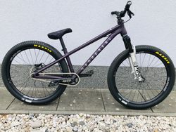 Commencal Absolut 2022 (Ultimátní Slopestyle/Dirt/street bike)