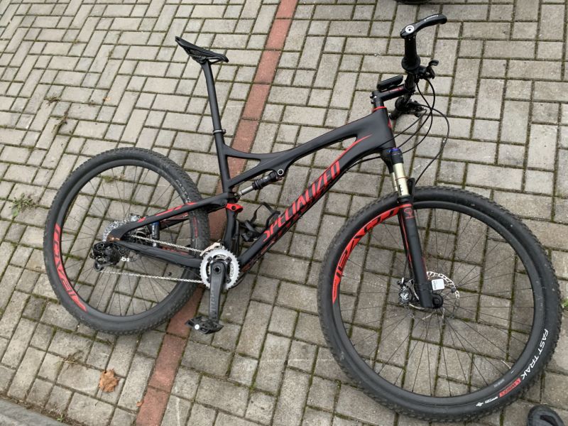 Odcizené kolo Specialized EPIC carbon - černé s červenými nápisy