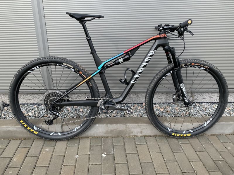 Canyon Lux CF 8.0 Race Team, vel.M, r.v. 2019