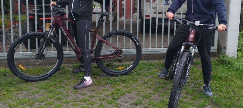 Dvě elektrokola Crussis One Largo 7,8 vínové barvy