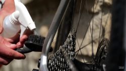 Jak snadno vyčistit a namazat řetěz na kole
