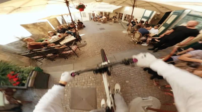 Gabriel Wibmer honí zloděje po Praze