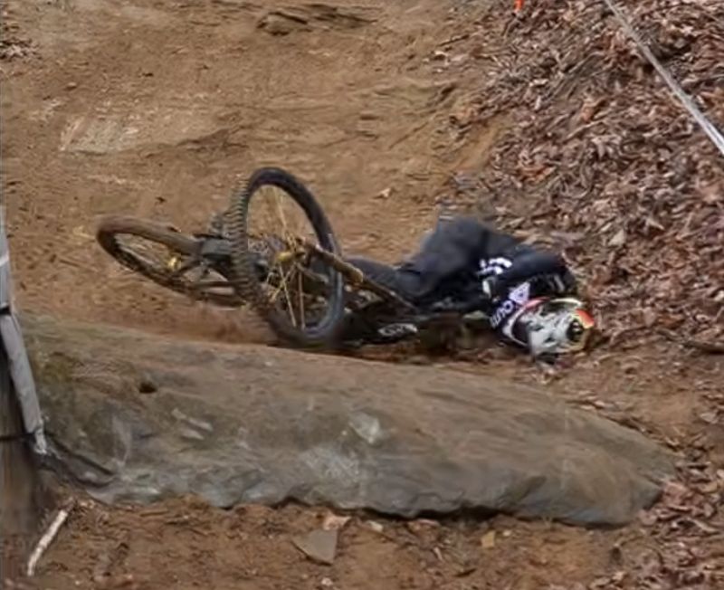 Sestřih nejlepších (nejhorších) pádů a nehod roku 2025