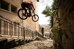 Fabio Wibmer a jeho neskutečný "urban freeride" ve Francii