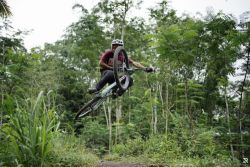 trail v Indonésii